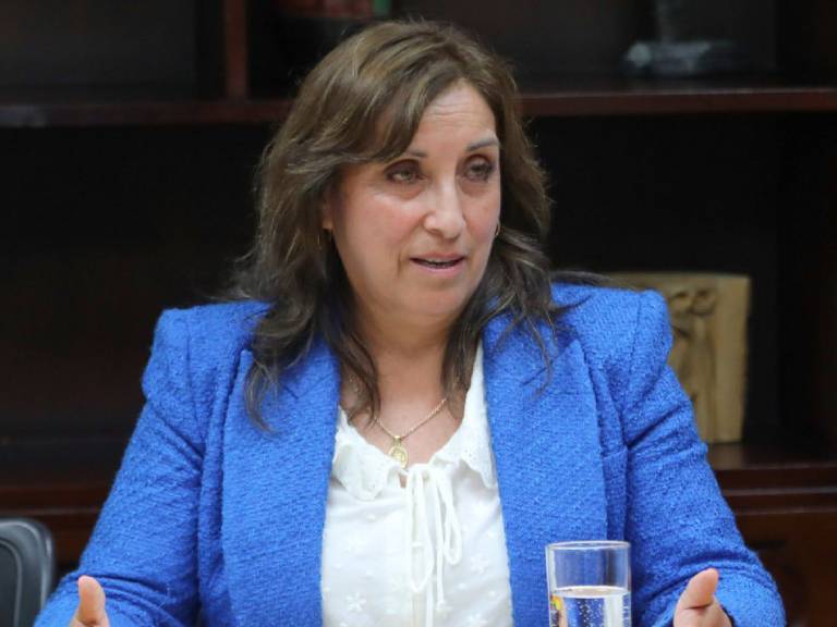 «Solicito una tregua para un gobierno de unidad nacional»: Dina Boluarte jura como la primera Presidenta de Perú