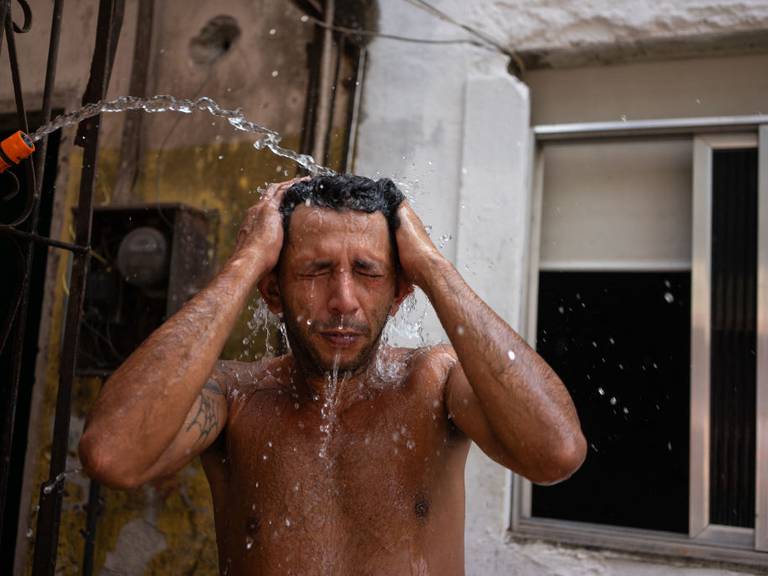 Hombre recibe agua en la calle ante el calor extremo que se vive en Brasil