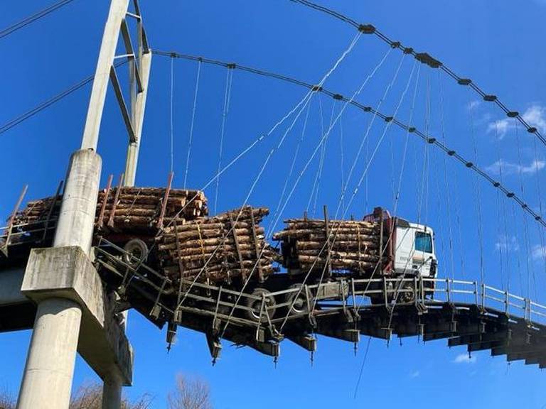 Camión con madera colapsó puente en Carahue