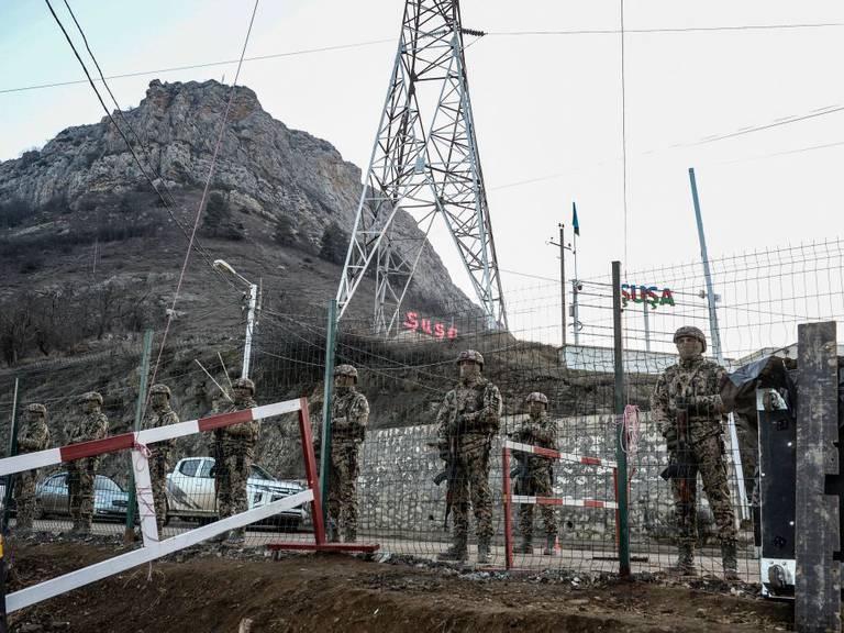 Militares de Azerbaiyán resguardan el límite de Nagorno Karabaj