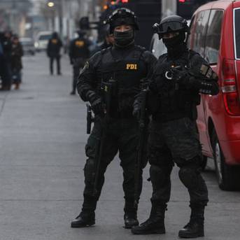 Allanamiento en Santiago resulta con tres personas detenidas, decomiso de drogas y armas