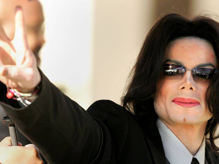 Avanzan las acusaciones contra Michael Jackson: tribunal aprueba llevarlo a juicio por supuestos abusos sexuales