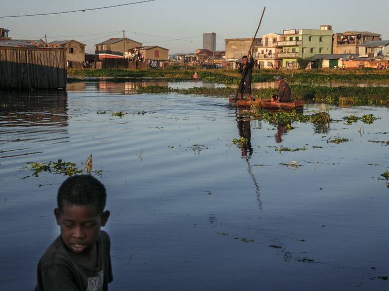 Residentes de Ankasina se mueven en un bote tras las graves inundaciones