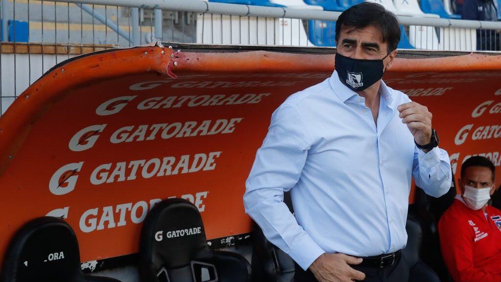 19 de Diciembre del 2020/SANTIAGOEl Director Tecnico de Colo Colo Gustavo Quinteros(c) ,durante el partido valido por la Vigésimo Quinta fecha del Campeonato Nacional AFP PlanVital 2020, entre Universidad Católica vs Colo Colo, disputado en el Estadio San Carlos de Apoquindo.
FOTO:FRANCISCO LONGA/AGENCIAUNO