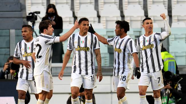 TURIN, ITALY - APRIL 07: Cristiano Ronaldo (R) of Juventus FC celebrates with his team mates after scoring goal during the Serie A match between Juventus FC and SSC Napoli at Allianz Stadium on April 7, 2021 in Turin, Italy. (Photo by MB Media/Getty Images)