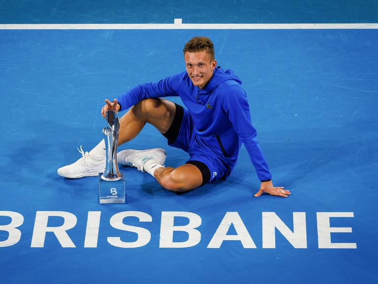 Verdugo de Nicolás Jarry se consagra campeón en Brisbane tras ganar dos duelos por retiro de sus rivales