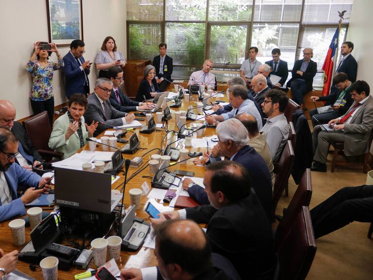 Congreso aprueba informe de comisión mixta sobre reajuste salarial para el sector público