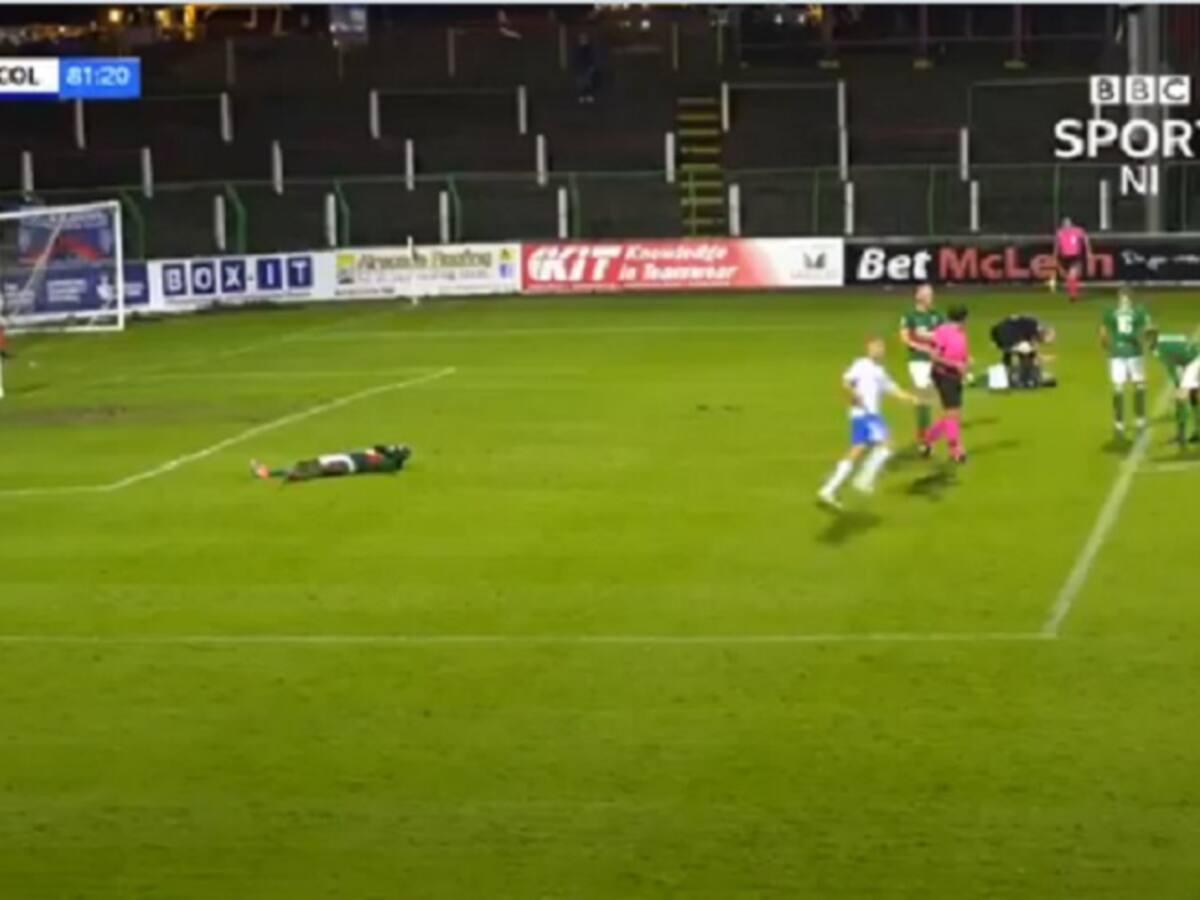 Arquero cruzó todo límite y golpeó a un compañero por no evitar un gol en la Premiership de Irlanda