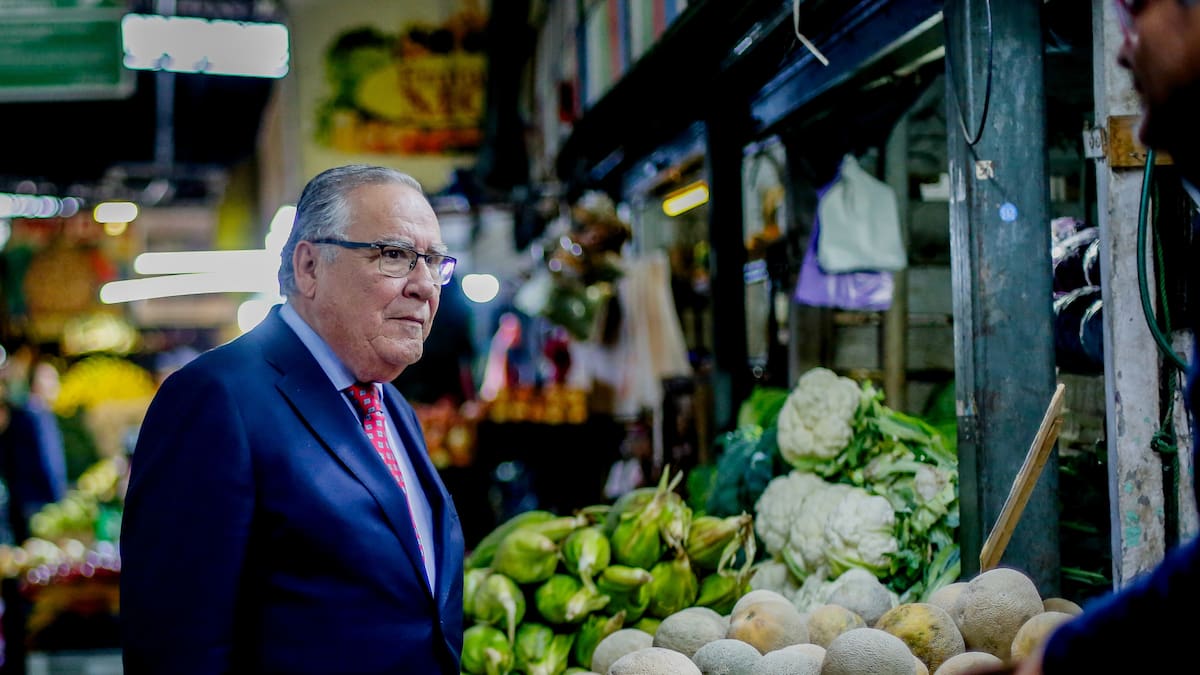 Tras reunión en la Vega Central: ministro de Agricultura descarta impacto en precios de alimentos ante alza de combustibles