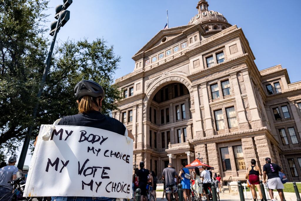 Mujeres protestan ante el capitolio de Texas por la ley contra el aborto