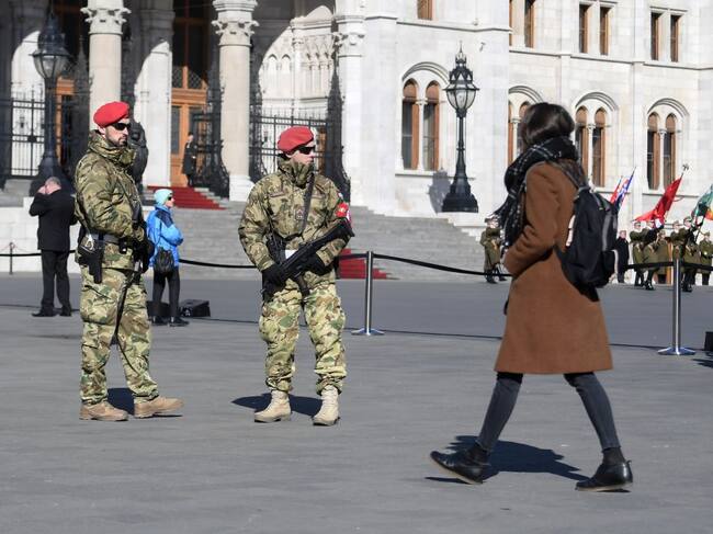 Dos militares vigilan las calles de la ciudad de Budapest