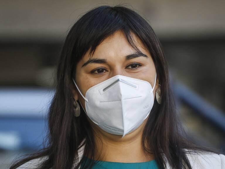 30 de diciembre del 2020/SANTIAGOLa directiva del Colegio Médico, encabezada por su presidenta, Izkia Siches, y Florencia del Río, vicepresidenta de la Asociación de Leyes Médicas del Hospital Sótero del Río, entregan una carta dirigida al Presidente Sebastián Piñera, en la oficina de partes del Palacio de la Moneda, donde se le solicita que “se les reciba como gremio para abordar la situación ante los anuncios de rebajas en las asignaciones de médicos y médicas de distintos servicios de salud del país.
FOTO: SEBASTIAN BELTRAN GAETE/AGENCIAUNO