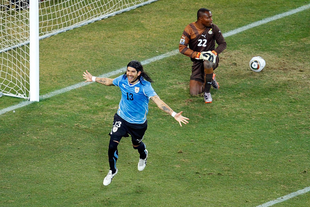 Abreu festeja su clásico gol ante Ghana en Sudáfrica 2010