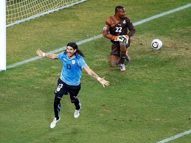 Abreu festeja su clásico gol ante Ghana en Sudáfrica 2010
