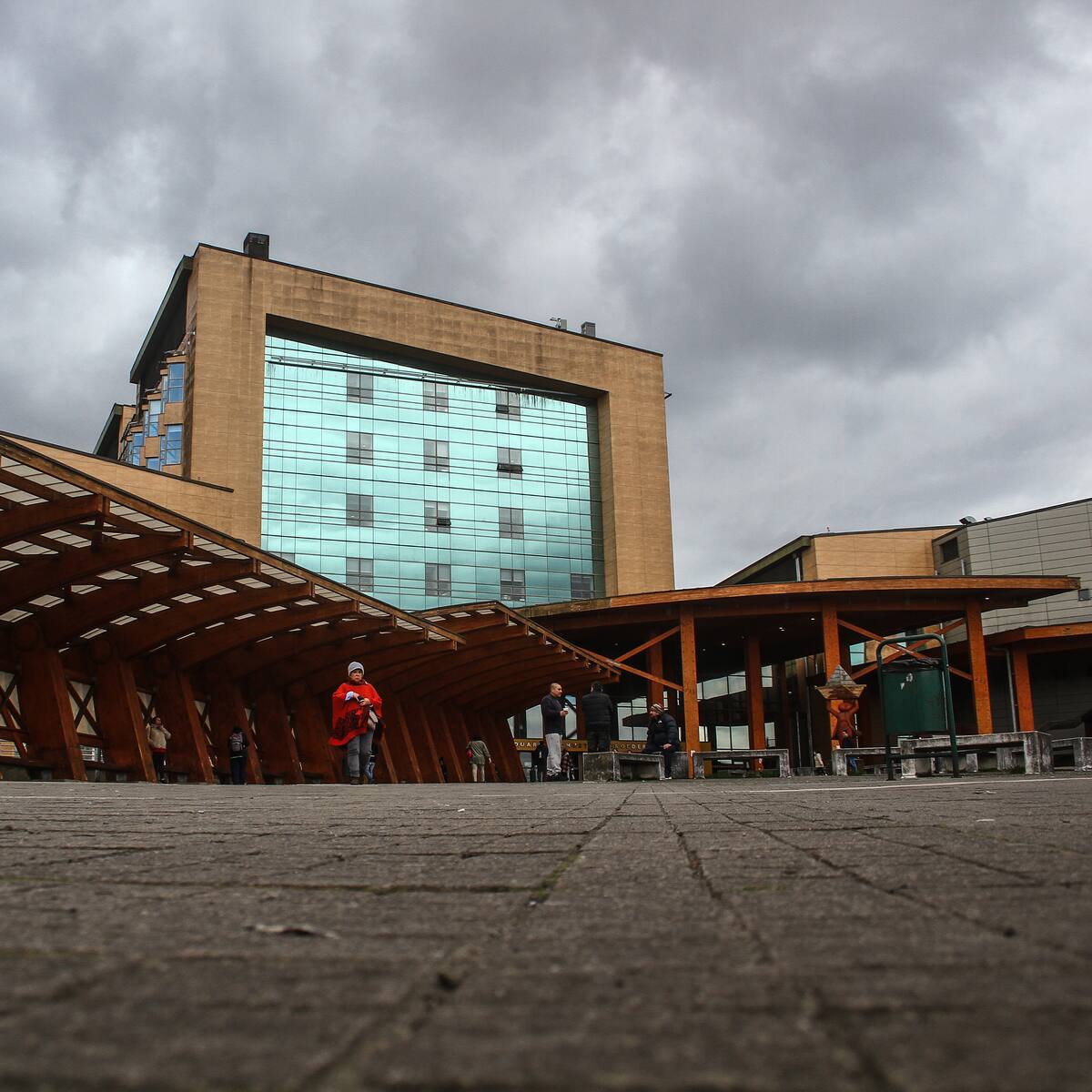 Abren causa contra matrón denunciado por burlas racistas a embarazada: hospital reveló un dato que agrava el caso