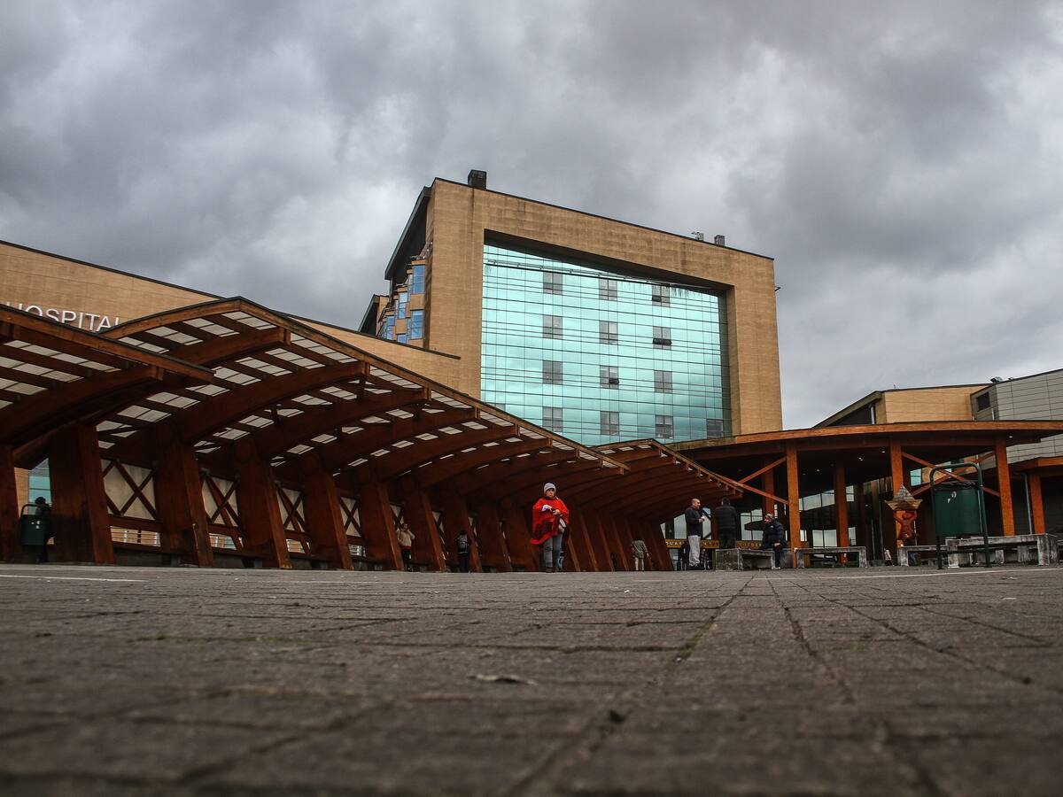 Abren causa contra matrón denunciado por burlas racistas a embarazada: hospital reveló un dato que agrava el caso