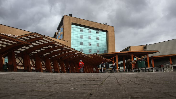 Abren causa contra matrón denunciado por burlas racistas a embarazada: hospital reveló un dato que agrava el caso