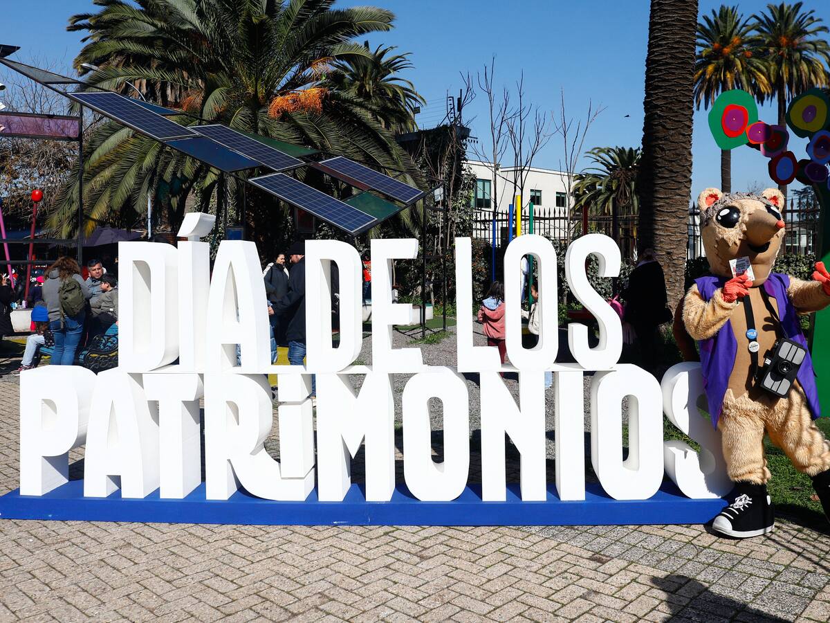 Cómo explorar Santiago durante el Día de los Patrimonios en Verano apoyado por el teléfono