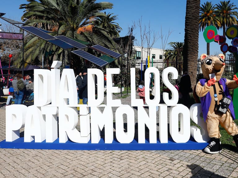 Cómo explorar Santiago durante el Día de los Patrimonios en Verano apoyado por el teléfono