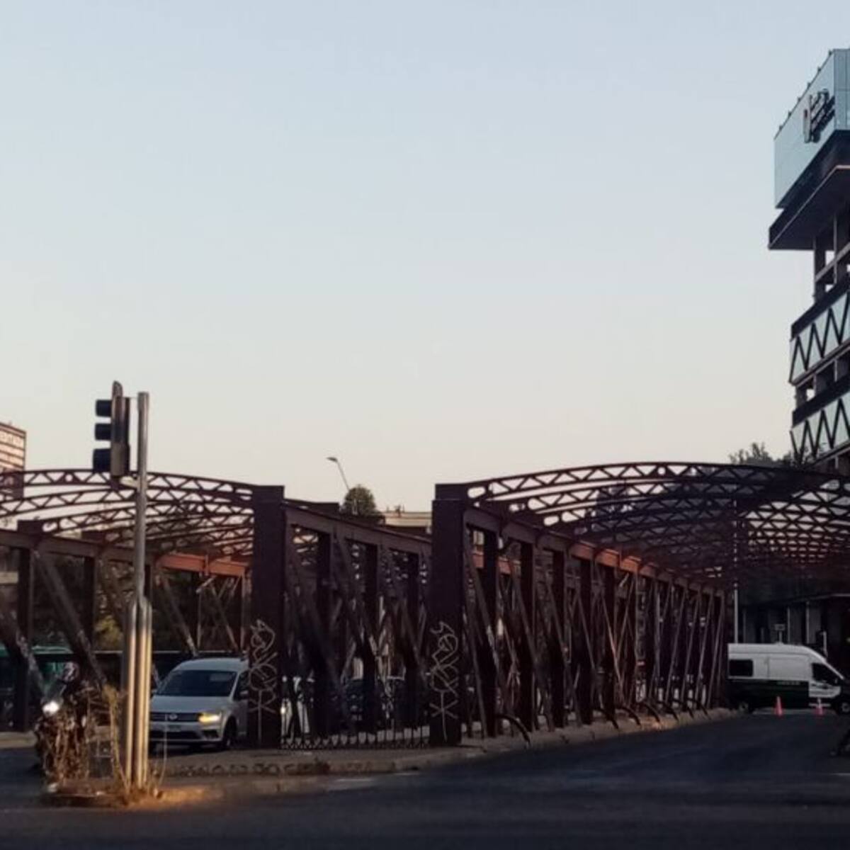 Hombre se encuentra en riesgo vital tras ser golpeado y lanzado por desconocidos al río Mapocho