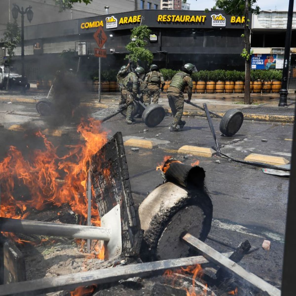 Barricadas, enfrentamientos y cortes de tránsito marcan protestas por el 18-O en el centro de Santiago