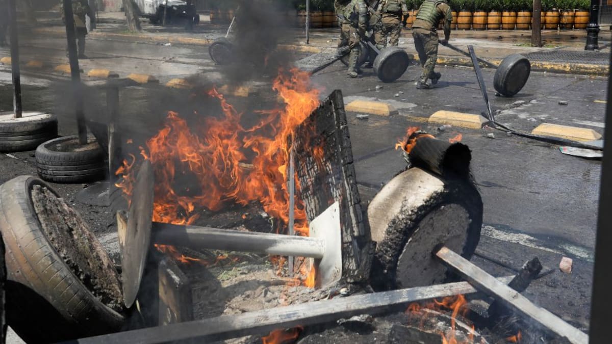 Barricadas, enfrentamientos y cortes de tránsito marcan protestas por el 18-O en el centro de Santiago