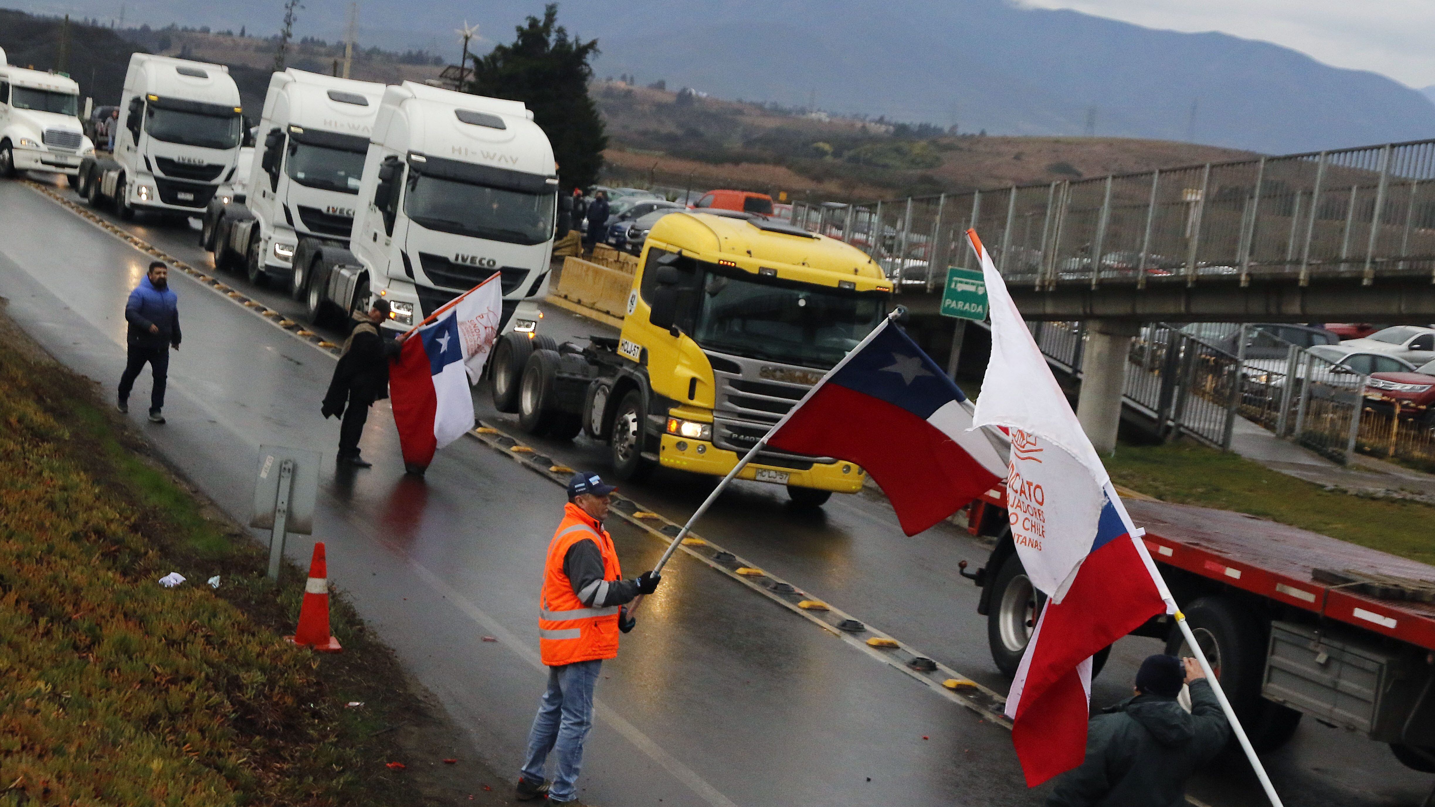 22 DE JUNIO DE 2022/PUCHUNCAVICaravana de camioneros, en medio del primer día de paro de trabajadores de Codelco Ventanas, tras los anuncios de cierre de la planta, debido a la contaminación en la zona de sacrificio de Quintero y Puchuncaví.
FOTO: LEONARDO RUBILAR CHANDIA/AGENCIAUNO