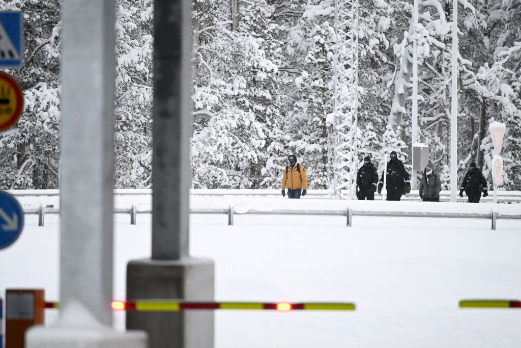Migrantes llegan por el territorio de Rusia a la frontera con Finlandia