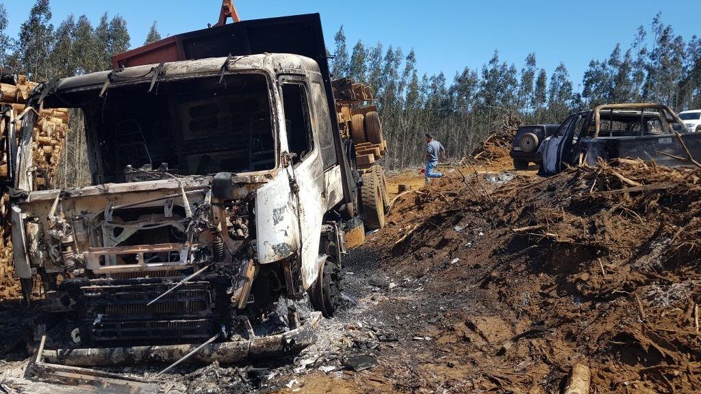 02 DE NOVIEMBRE 2020/ CARTAGENAAtaque incendiario se registró  en la comuna de Contulmo, Región del Biobío, un grupo de desconocidos quemó siete máquinas pertenecientes a la empresa forestal Buchoco. 
FOTO: PAOLA SANTIBAÑEZ / AGENCIAUNO
