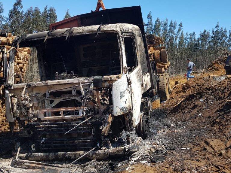 02 DE NOVIEMBRE 2020/ CARTAGENAAtaque incendiario se registró en la comuna de Contulmo, Región del Biobío, un grupo de desconocidos quemó siete máquinas pertenecientes a la empresa forestal Buchoco.
FOTO: PAOLA SANTIBAÑEZ / AGENCIAUNO