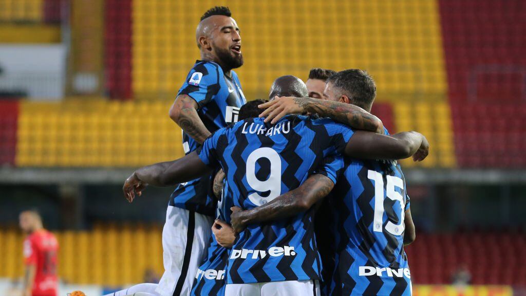 CIRO VIGORITO STADIUM, BENEVENTO, CAMPANIA, ITALY - 2020/09/30: Inter Milan's Chilean midfielder Arturo vidal and others players celebrate their side's fourth goal during the Serie A football match Benevento Calcio vs Fc Internazionale Milano. Inter won 5-2. (Photo by Carlo Hermann/KONTROLAB/LightRocket via Getty Images)