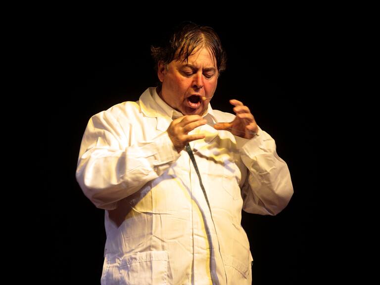 16 de junio 2012/SANTIAGO Esta tarde La Municipalidad de Macul,junto con su alcade, realizaron una celebración a los papás de la comuna para homenajearlos en su día mediante un show artístico gratuito para los vecinos, protagonizado por el humorista Ernesto Belloni, más conocido por Ché Copete.
FOTO:CRISTOBAL ESCOBAR/AGENCIAUNO