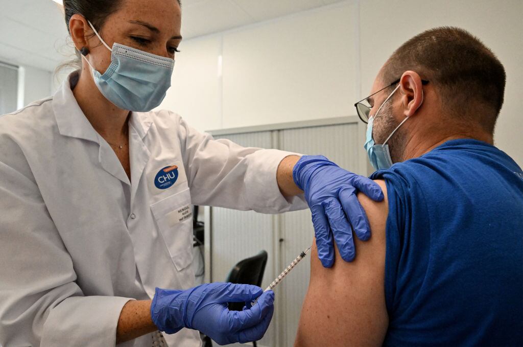 Una enfermera aplica una vacuna contra el mpox, antes conocida como viruela del mono, en un centro de diagnóstico en Montpellier de Francia.