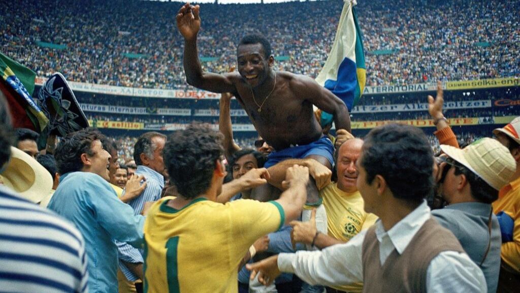 Más de mil goles y tres Copas del Mundo: la historia de Pelé, "O Rei" del fútbol