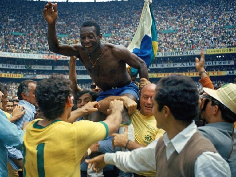 Más de mil goles y tres Copas del Mundo: la historia de Pelé, "O Rei" del fútbol