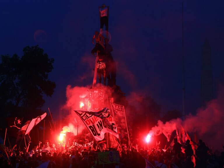 Ejército calificó de «cobardes desadaptados» y «antichilenos» a sujetos que quemaron estatua a Baquedano