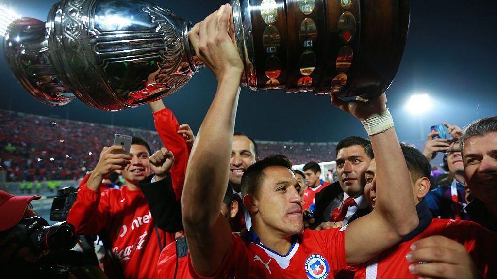 SANTIAGO, CHILE - JULY 04:  Alexis Sanchez of Chile lifts the trophy after winning the 2015 Copa America Chile Final match between Chile and Argentina at Nacional Stadium on July 04, 2015 in Santiago, Chile.  (Photo by Hector Vivas/LatinContent via Getty Images)
