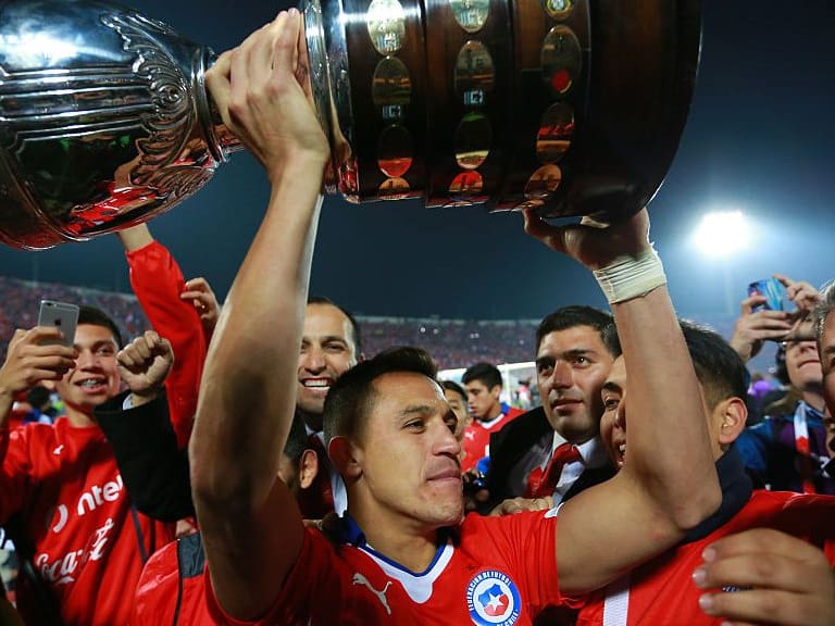 SANTIAGO, CHILE - JULY 04:  Alexis Sanchez of Chile lifts the trophy after winning the 2015 Copa America Chile Final match between Chile and Argentina at Nacional Stadium on July 04, 2015 in Santiago, Chile.  (Photo by Hector Vivas/LatinContent via Getty Images)