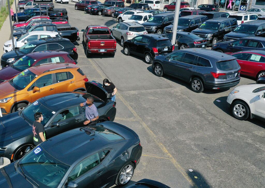 Trabajador intenta vender un automóvil en Nueva York
