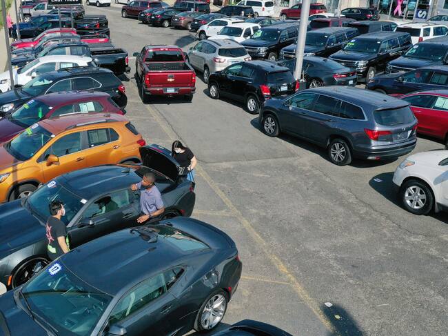 Trabajador intenta vender un automóvil en Nueva York