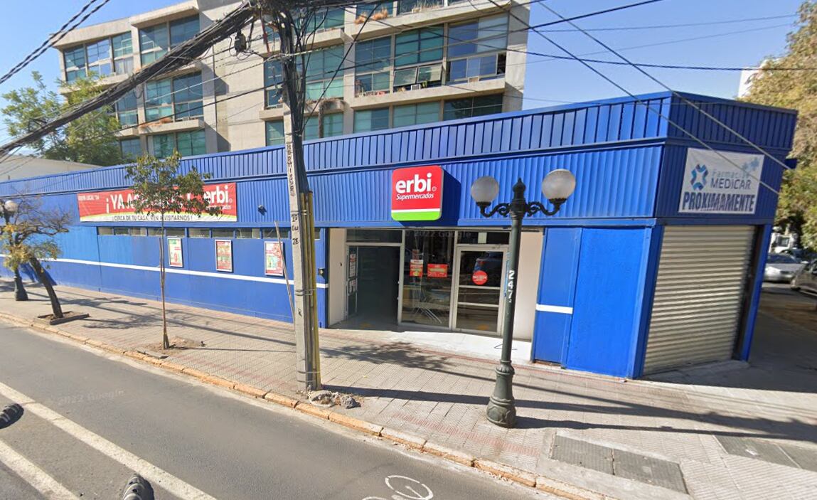 Así solía lucir la esquina donde actualmente opera la nueva cadena. Hoy la fachada es amarilla.