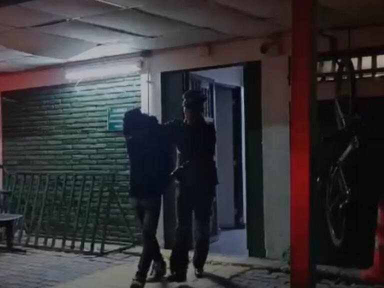 Delincuentes roban auto y chocan contra una casa en Macul