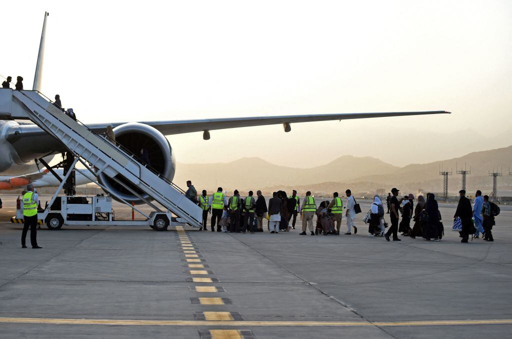 Pasajeros suben a un avión de Qatar Airways en el aeropuerto de Kabul