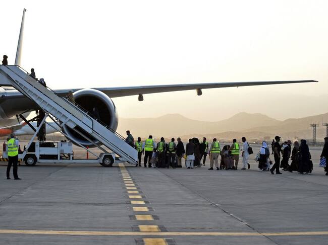Pasajeros suben a un avión de Qatar Airways en el aeropuerto de Kabul
