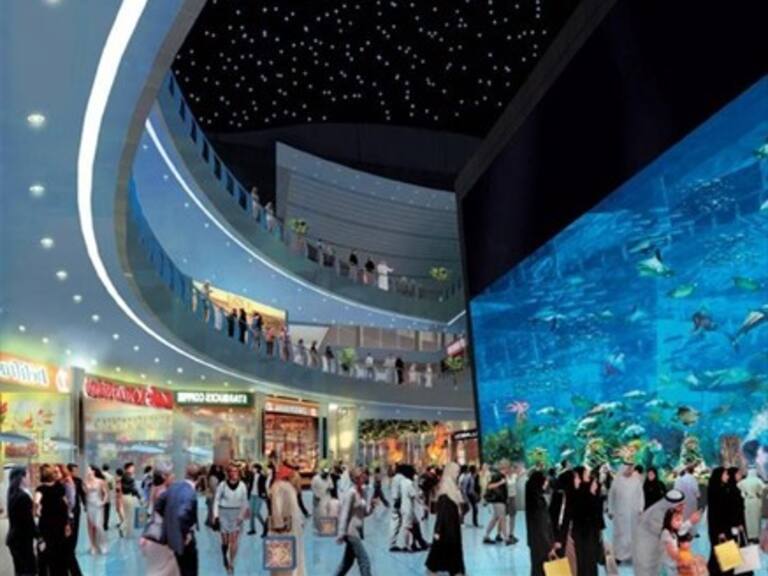 Acuario cilíndrico se quebró y provocó desastres dentro de un mall en Rusia
