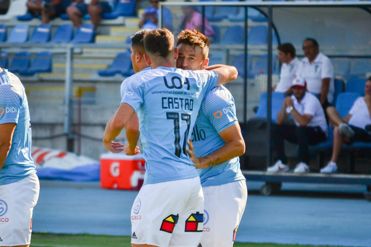 Roberto Gutiérrez festeja un gol de O'Higgins