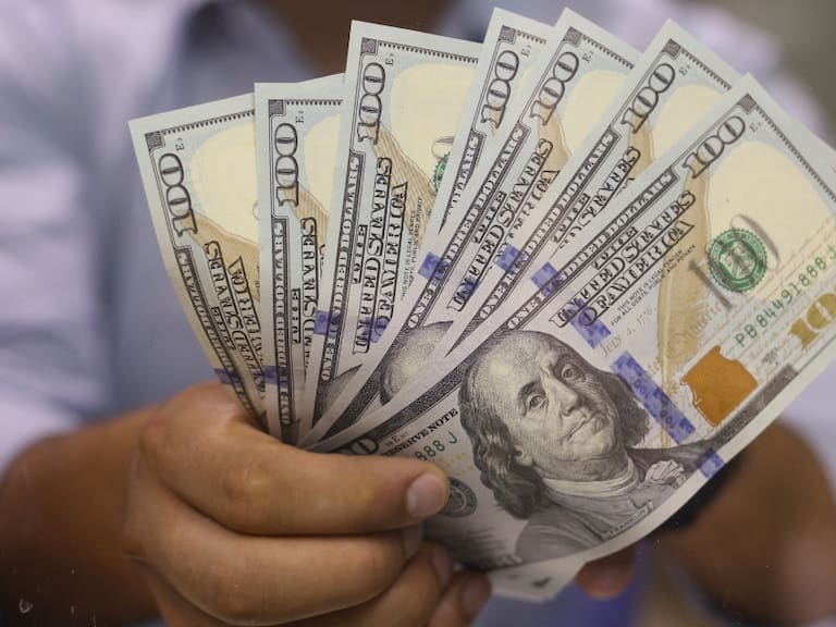 Dólar en Chile: divisa cierra a la baja y desciende de los $880