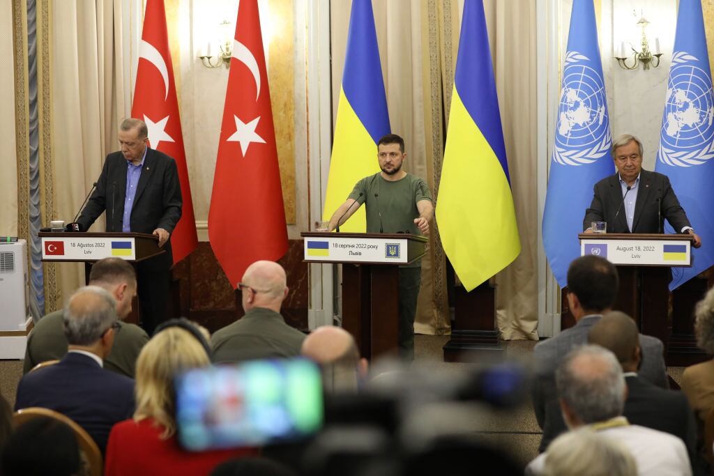 Volodimir Zelenski junto a Recep Erdogan y Antonio Guterres en Leópolis