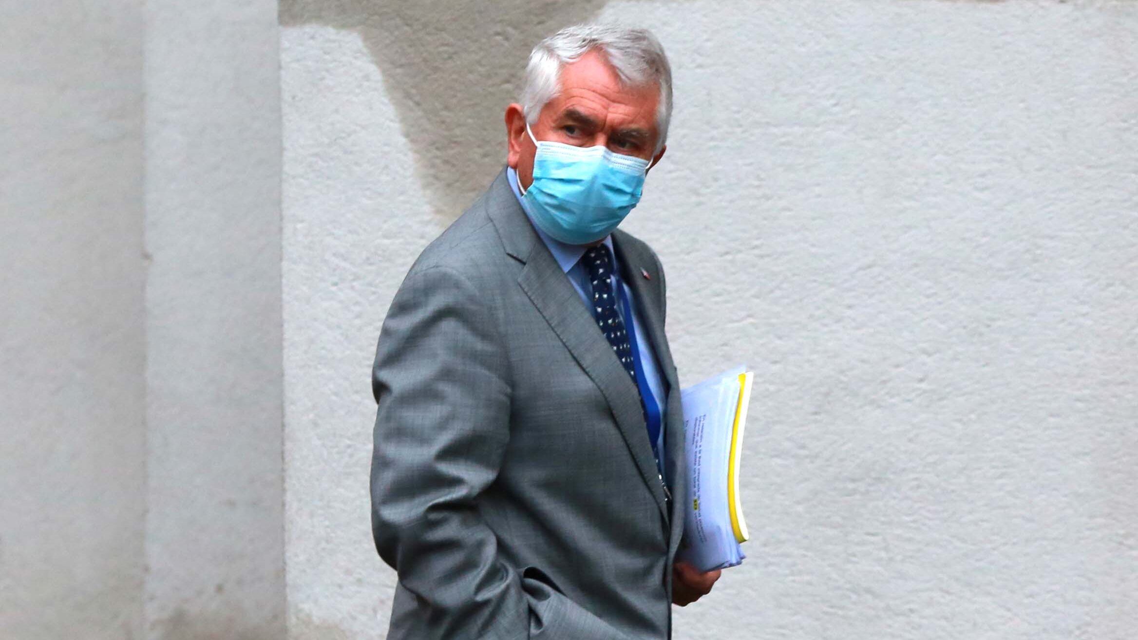 17 de Junio del 2020/ SANTIAGO
El ministro de salud Enrique Paris en su Salida, tras el reporte diario sobre la pandemia de COVID-19 desde el palacio de La Moneda.

Fotos: JOSÉ FRANCISCO ZUÑIGA/ AGENCIAUNO