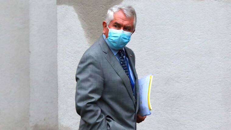 17 de Junio del 2020/ SANTIAGO
El ministro de salud Enrique Paris en su Salida, tras el reporte diario sobre la pandemia de COVID-19 desde el palacio de La Moneda.
Fotos: JOSÉ FRANCISCO ZUÑIGA/ AGENCIAUNO